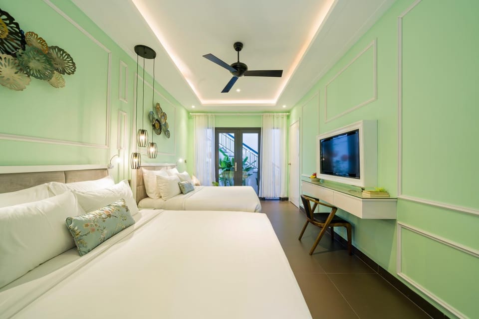 Communal lounge/ TV room, Bed, TV and multimedia, Photo of the whole room, Decorative detail, Evening entertainment, Bedroom, fireplace, air conditioner