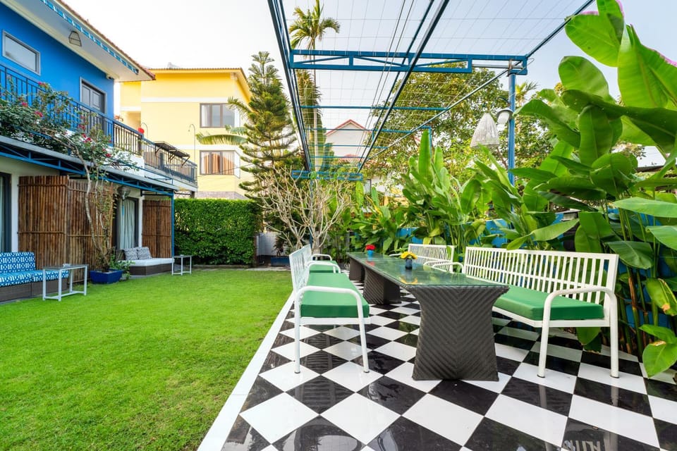 Property building, Patio, Spring, Day, Garden, Balcony/Terrace, Decorative detail, Seating area, Garden view