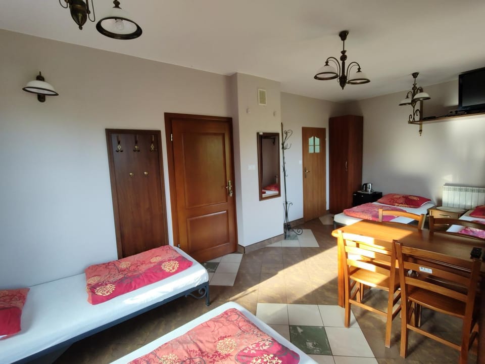 Bed, TV and multimedia, Photo of the whole room