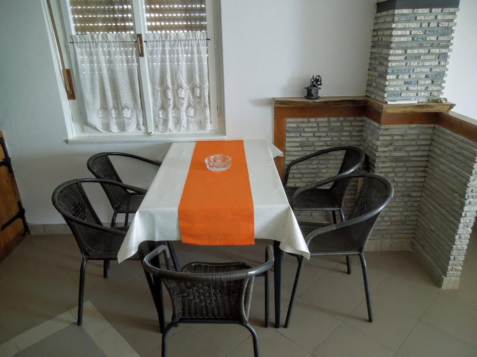 Kitchen or kitchenette, Seating area, Dining area