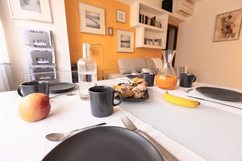 Coffee/tea facilities, Living room, Seating area, Dining area