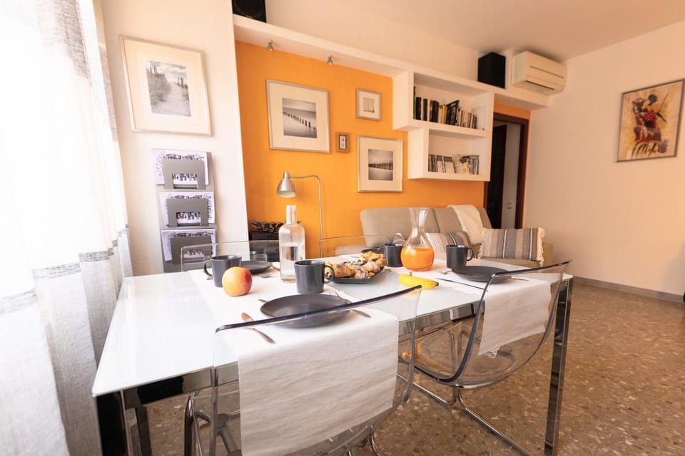 Living room, Seating area, Dining area, City view, Landmark view, locker, air conditioner
