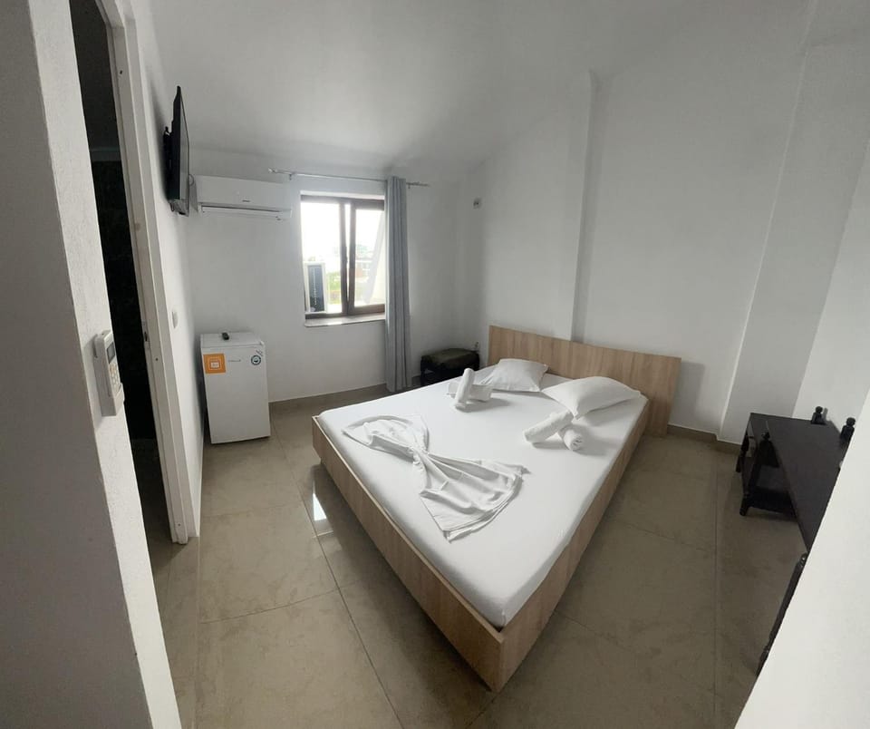 Bed, TV and multimedia, Photo of the whole room, Bedroom, towels, air conditioner