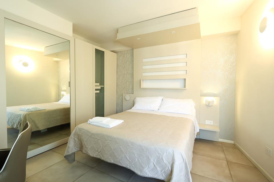Bed, Photo of the whole room, wardrobe