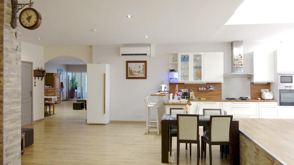 Kitchen or kitchenette, minibar, oven