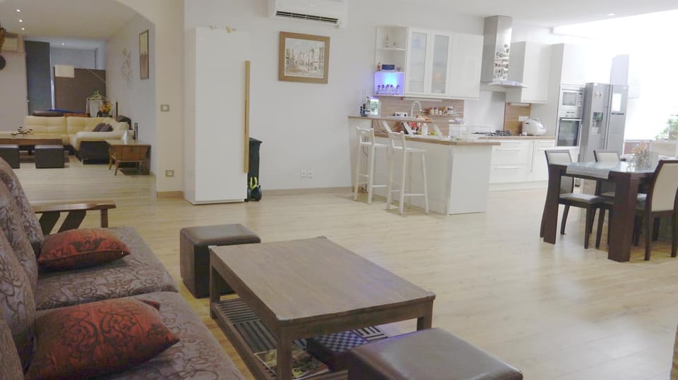 Kitchen or kitchenette, Living room, Food and drinks, Seating area, Food