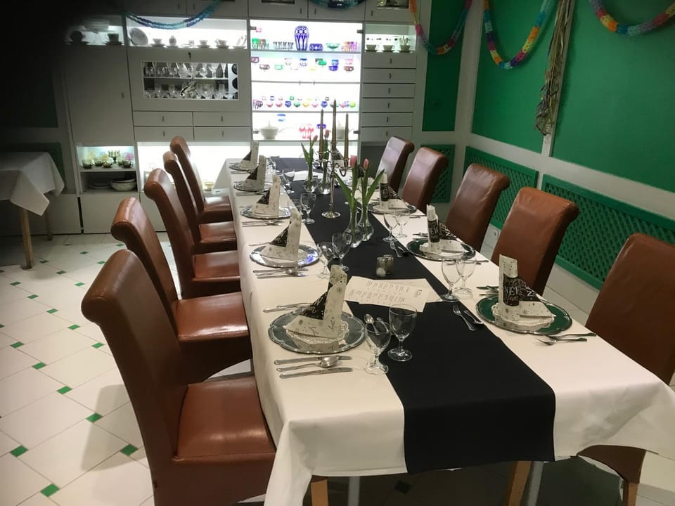 Restaurant/places to eat, Banquet/Function facilities, Seating area