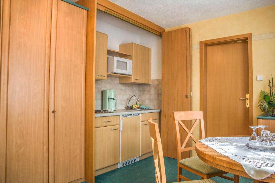 Photo of the whole room, Dining area