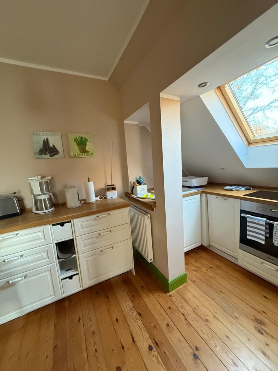 Restaurant/places to eat, Kitchen or kitchenette