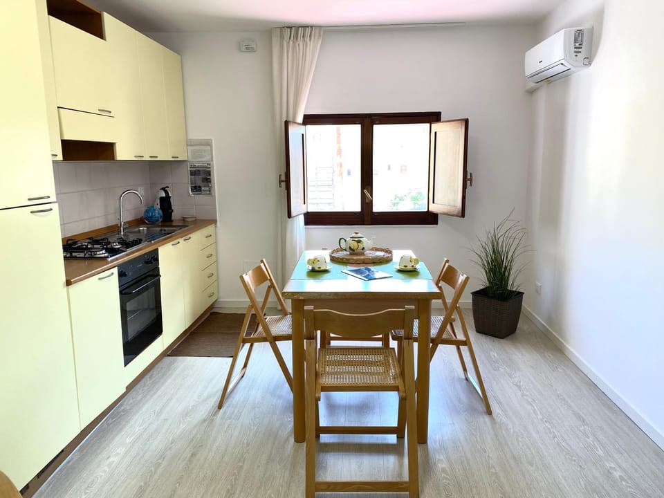 Coffee/tea facilities, Kitchen or kitchenette, Dining area, stove, air conditioner