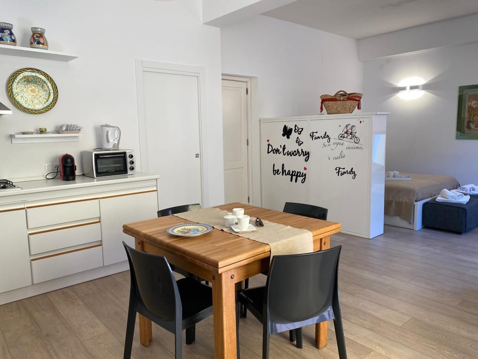 Coffee/tea facilities, Living room, Dining area, stove, toaster