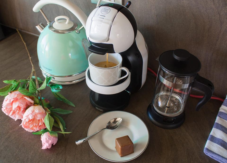 Coffee/tea facilities, Dining area