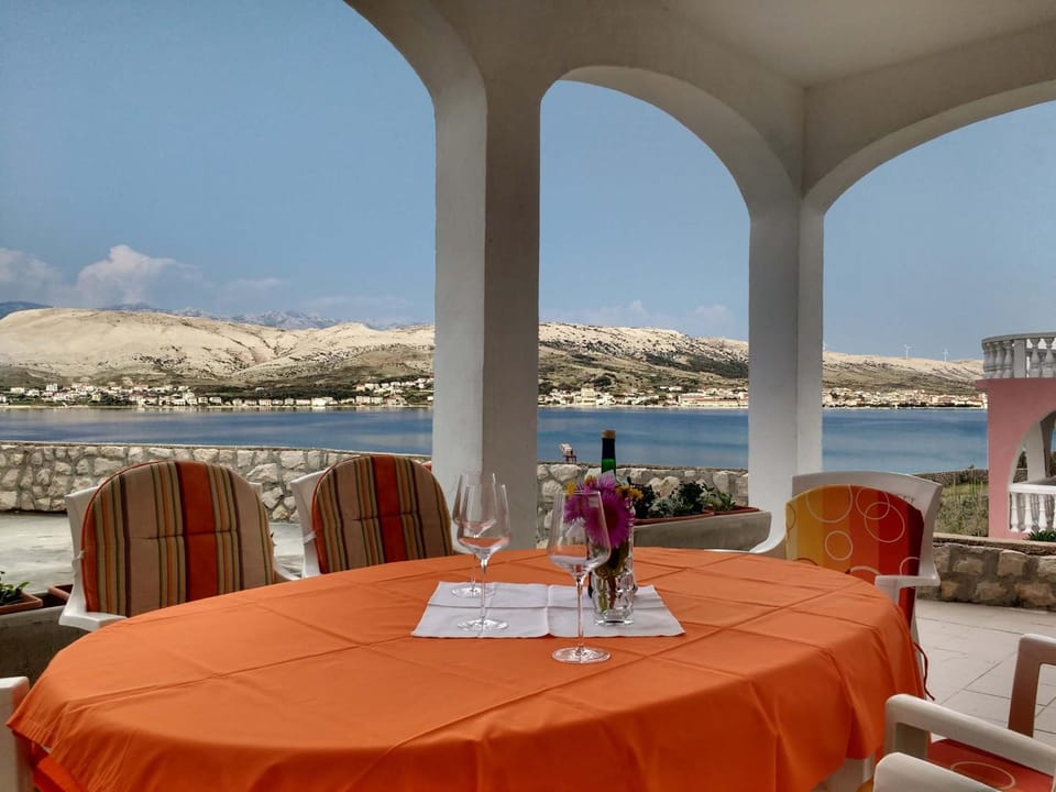 Toilet, Balcony/Terrace, Balcony/Terrace, Seating area, Dining area, City view, Mountain view, Sea view