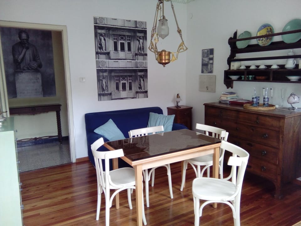 Photo of the whole room, Dining area
