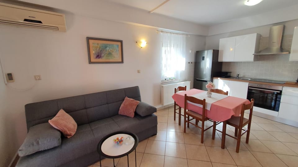 Kitchen or kitchenette, Living room, Seating area, Dining area, pet friendly, stove, air conditioner