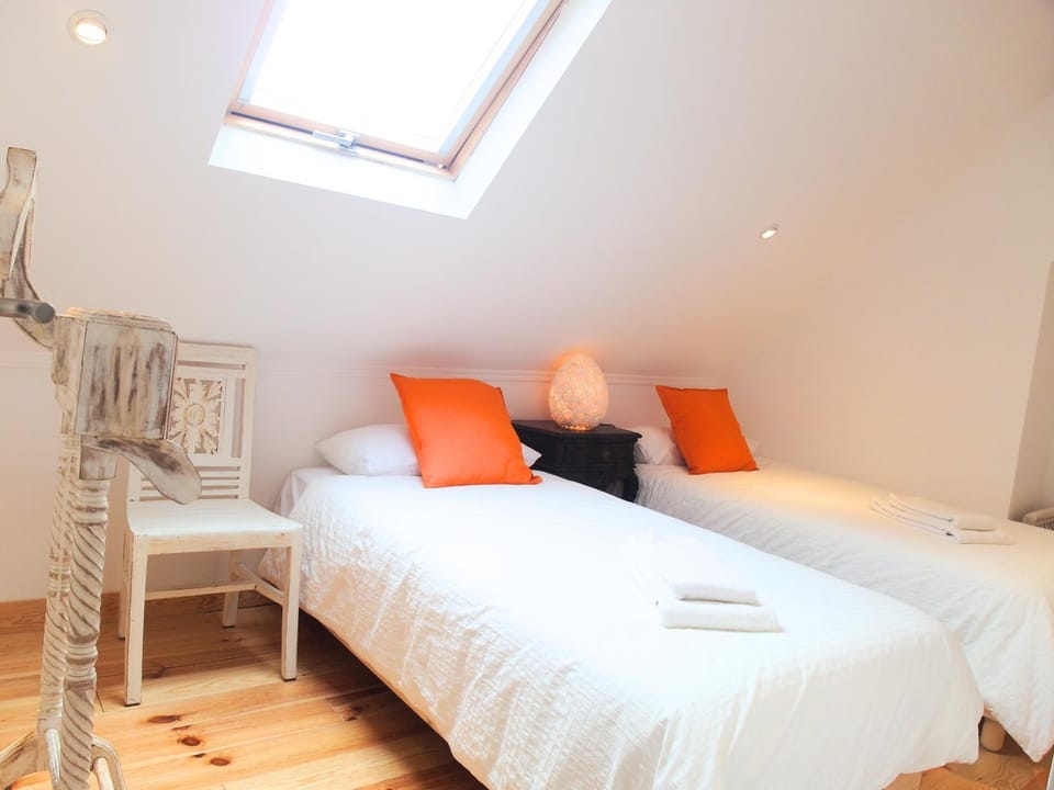 Bed, Photo of the whole room, Decorative detail, Bedroom