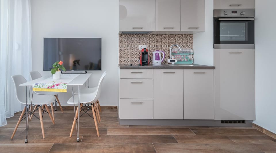 Coffee/tea facilities, Kitchen or kitchenette, Dining area