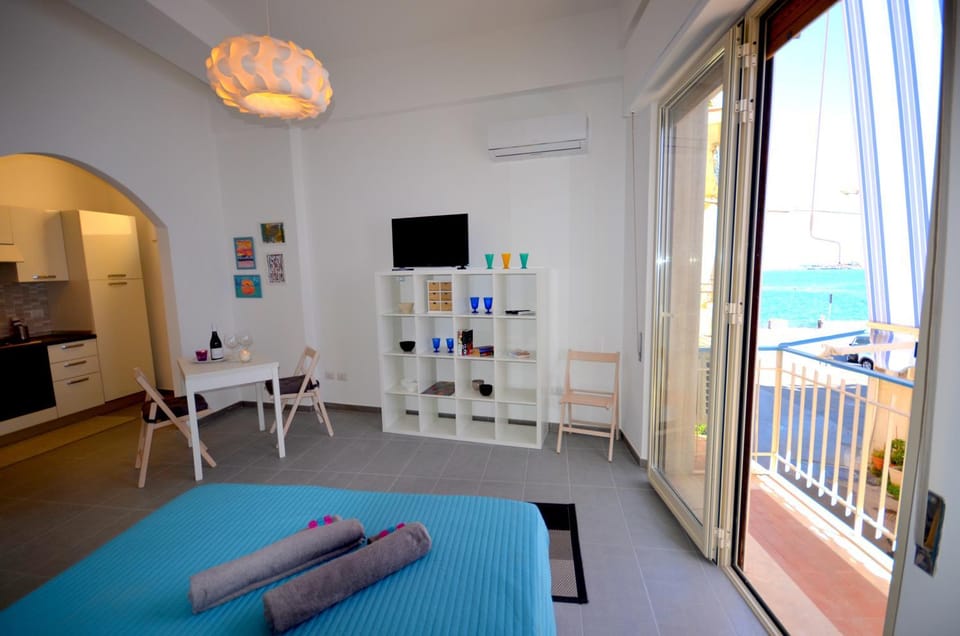 Photo of the whole room, Sea view