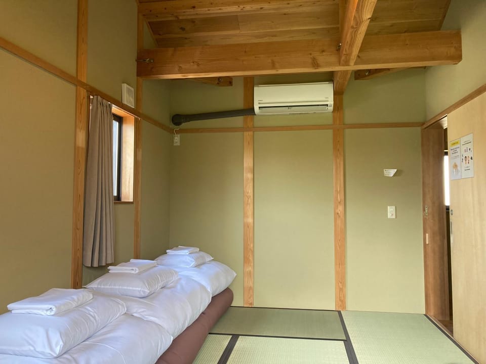 Photo of the whole room, microwave, air conditioner