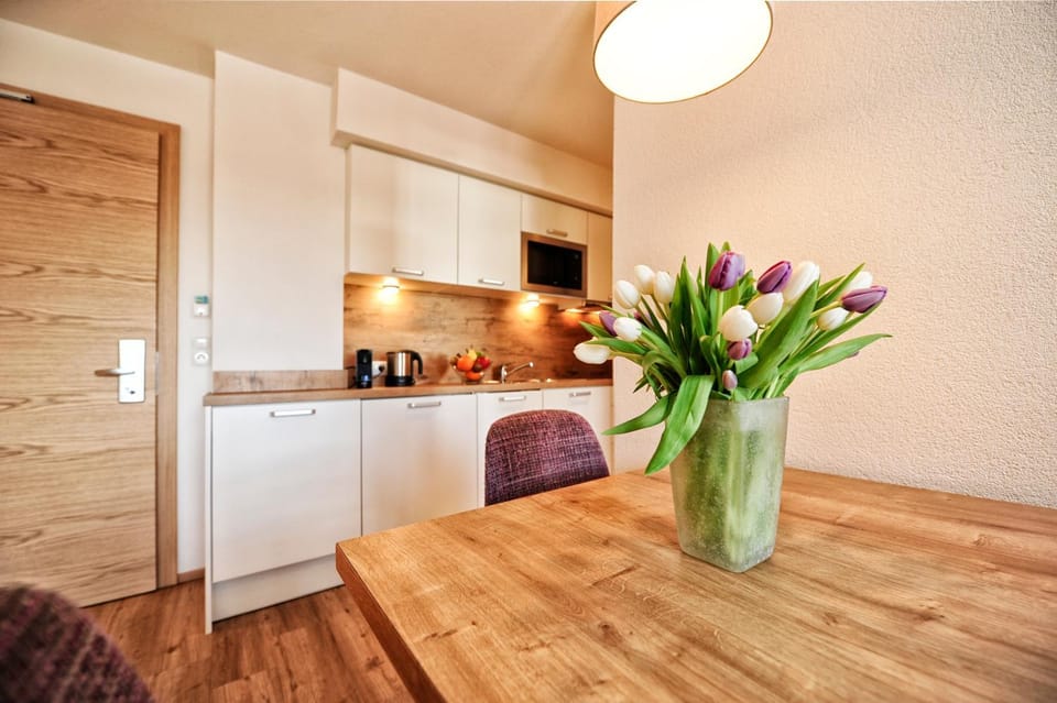 Coffee/tea facilities, Kitchen or kitchenette, Dining area, minibar, stove