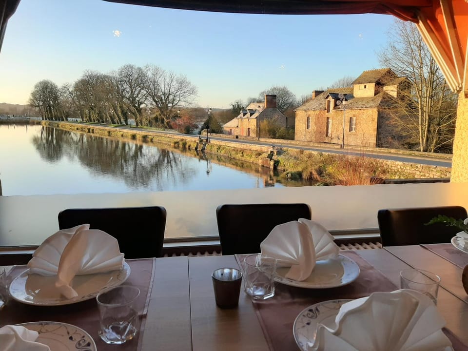 Restaurant/places to eat, Lake view