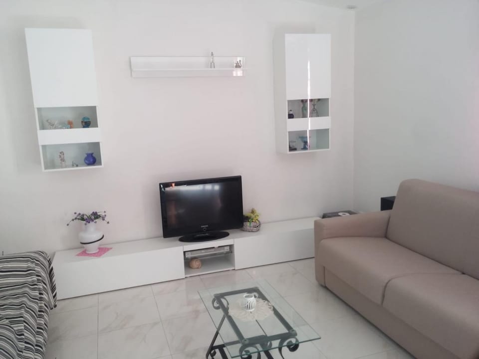 Communal lounge/ TV room, Spring, Bed, Day, Night, People, Activities, Winter, Summer, TV and multimedia, Living room, Seating area, Autumn, On site, Guests, Entertainment, Seasons, Time of day, Sunrise, Sunset, group of guests, Family, Family