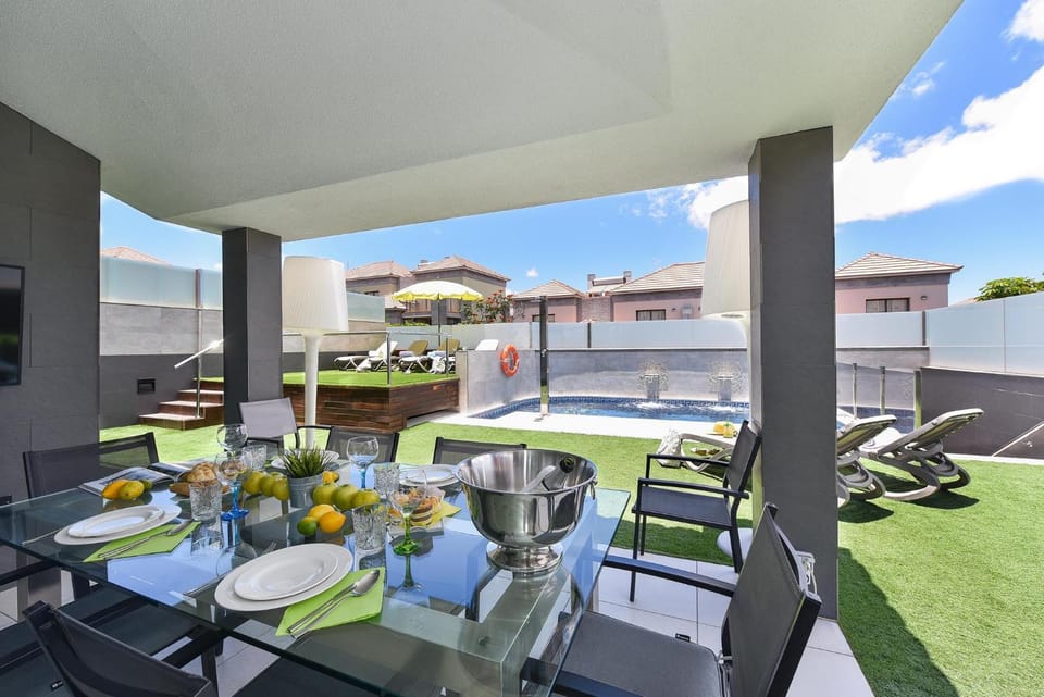 Dining area, Swimming pool, sunbed