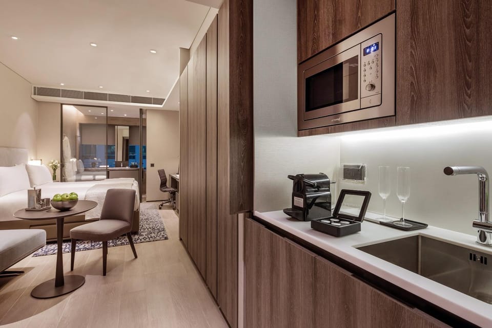Coffee/tea facilities, Kitchen or kitchenette, Seating area