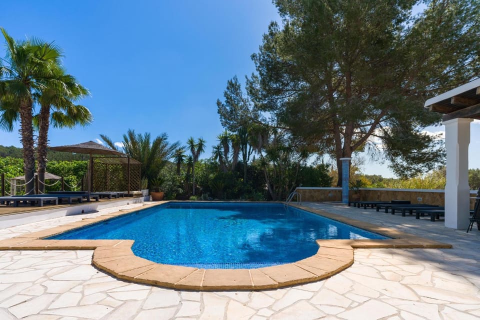 Swimming pool, sunbed