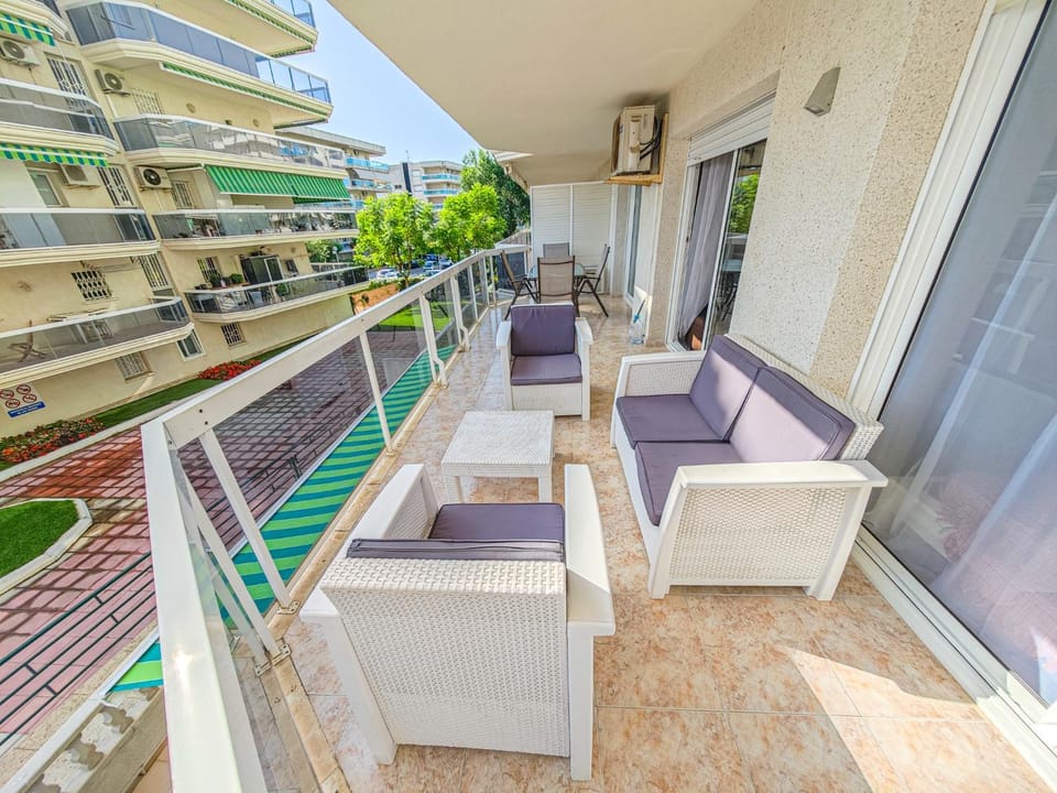 LITORAL COSTA DORADA - LIVING PARK Only families Apartment in Salou