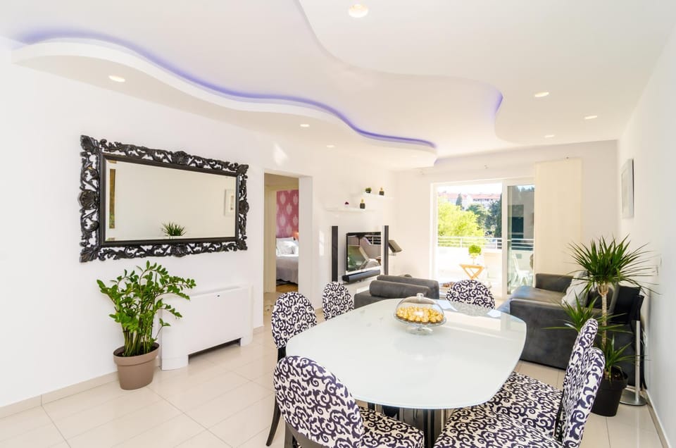 Communal lounge/ TV room, Dining area