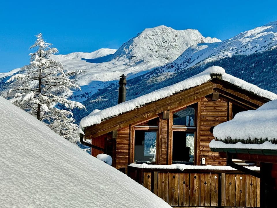 Property building, Day, Natural landscape, Winter, Mountain view