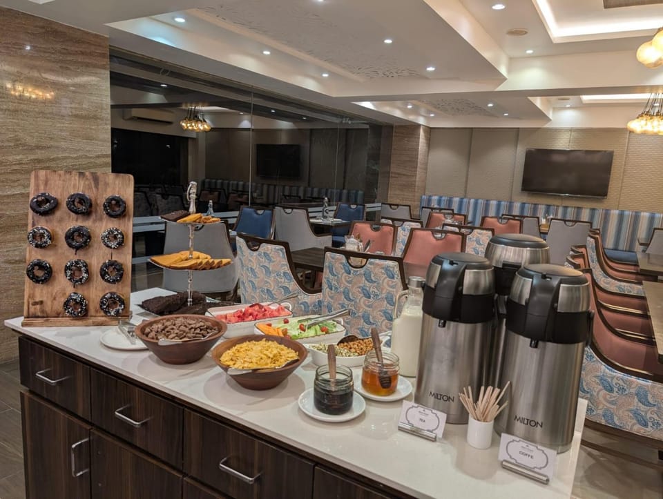 Restaurant/places to eat, Coffee/tea facilities, Food and drinks, Banquet/Function facilities, Seating area, Food, Breakfast, Continental breakfast, Buffet breakfast, Drinks