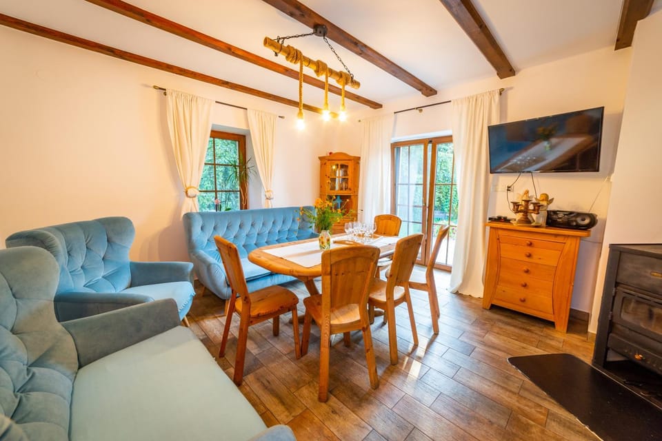 TV and multimedia, Living room, Seating area, Dining area