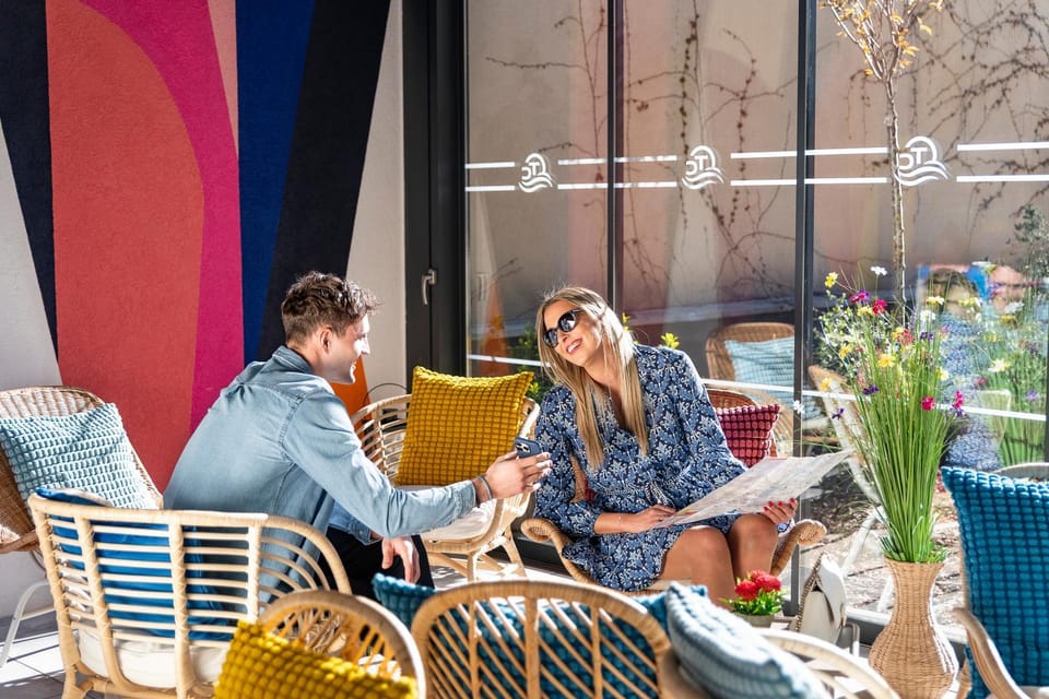 Patio, Restaurant/places to eat, Communal lounge/ TV room, People, Lounge or bar, Seating area, Guests, Breakfast