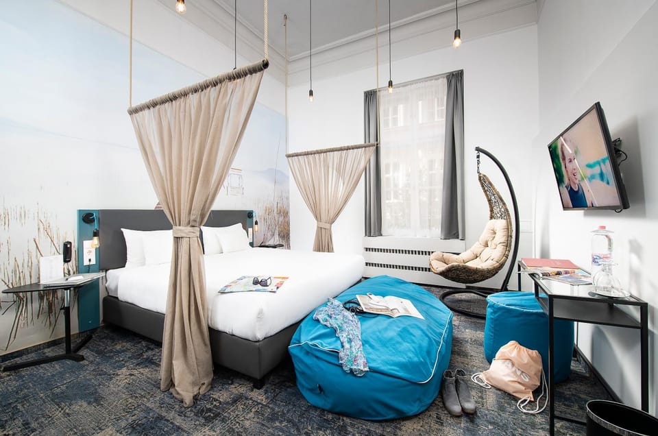 Bed, TV and multimedia, Living room, Photo of the whole room, Seating area, Bedroom, towels