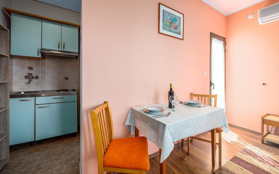Kitchen or kitchenette, Food and drinks
