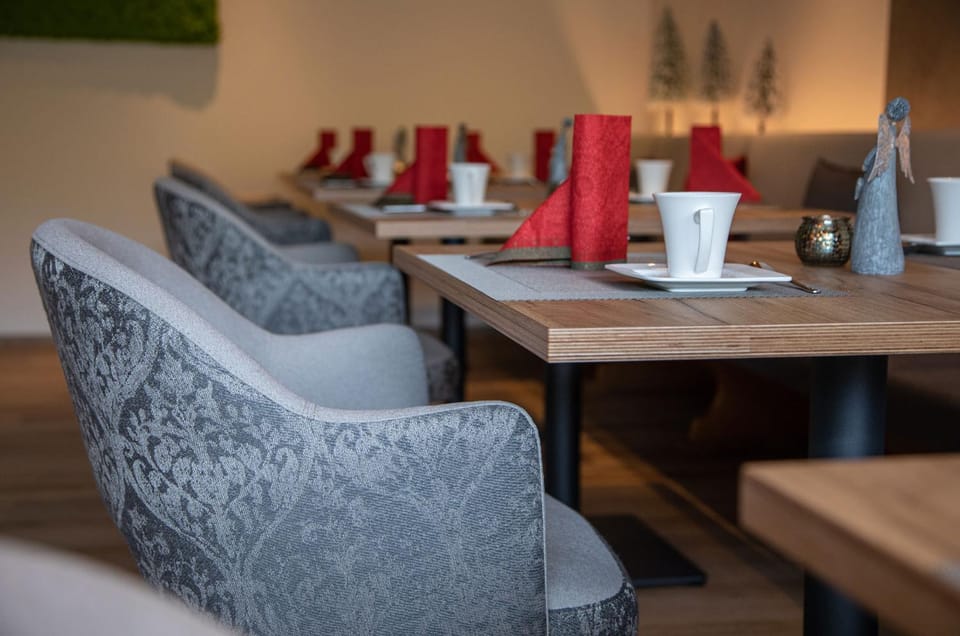 Restaurant/places to eat, Seating area