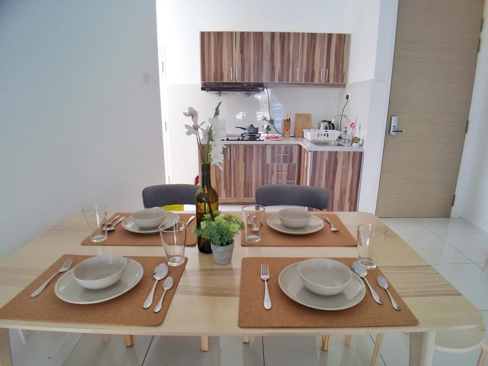 Kitchen or kitchenette, Dining area