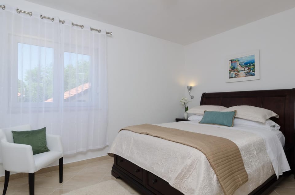 Seating area, Bedroom