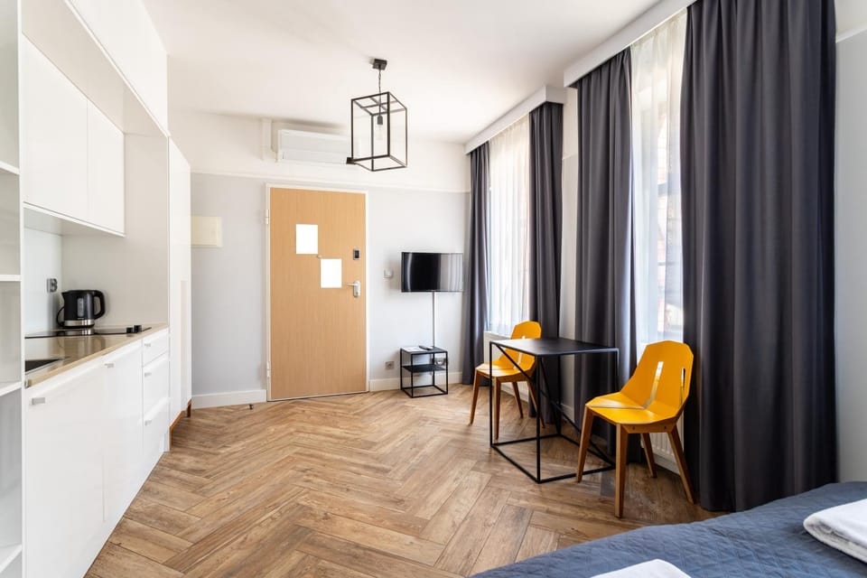 Bed, TV and multimedia, Kitchen or kitchenette, Photo of the whole room, Seating area