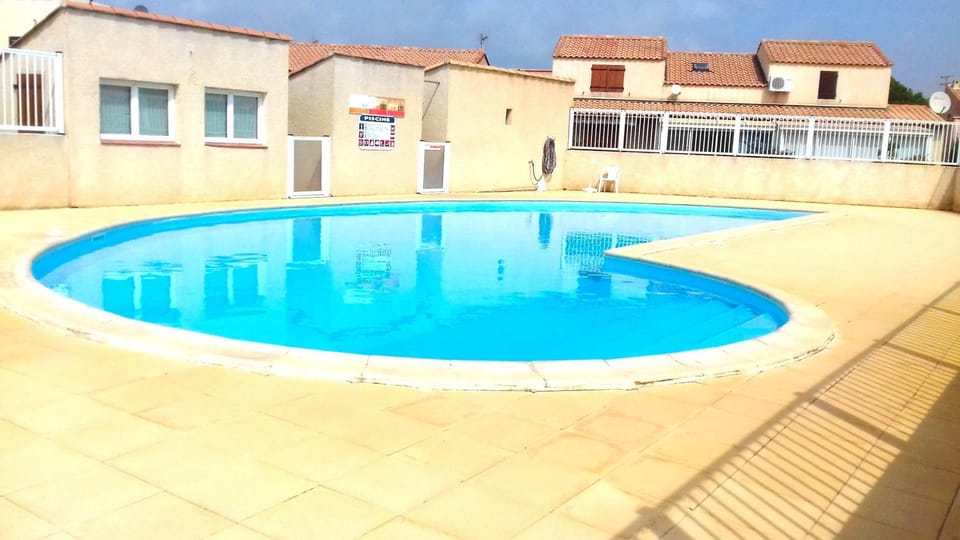 Swimming pool, Swimming pool
