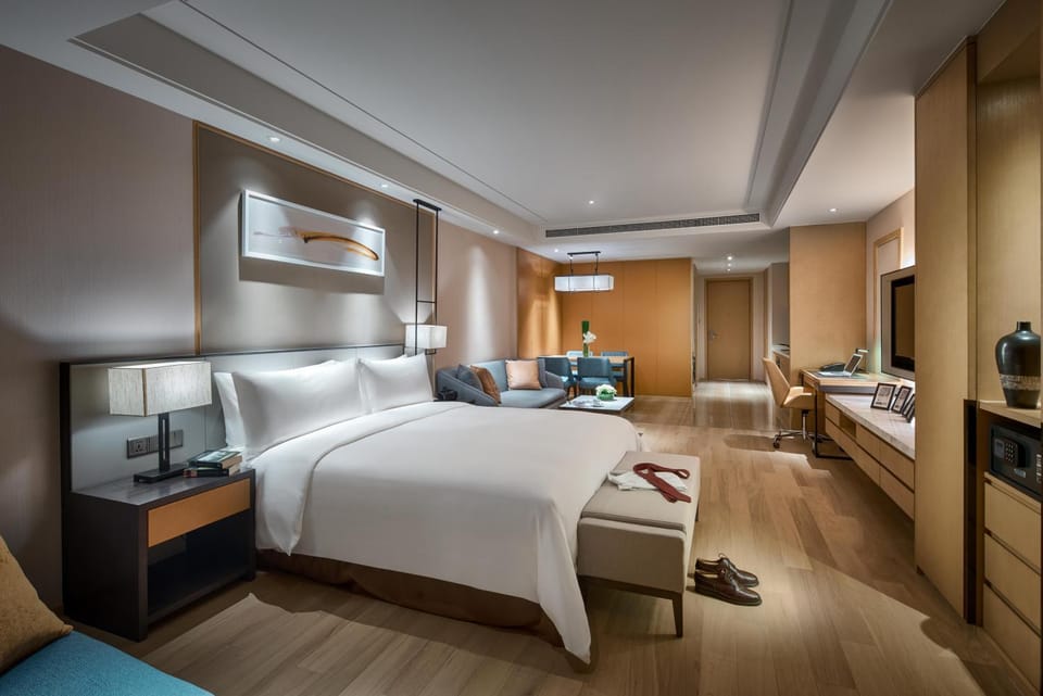 Bed, TV and multimedia, Kitchen or kitchenette, Living room, Photo of the whole room, Seating area, Bedroom, hair dresser