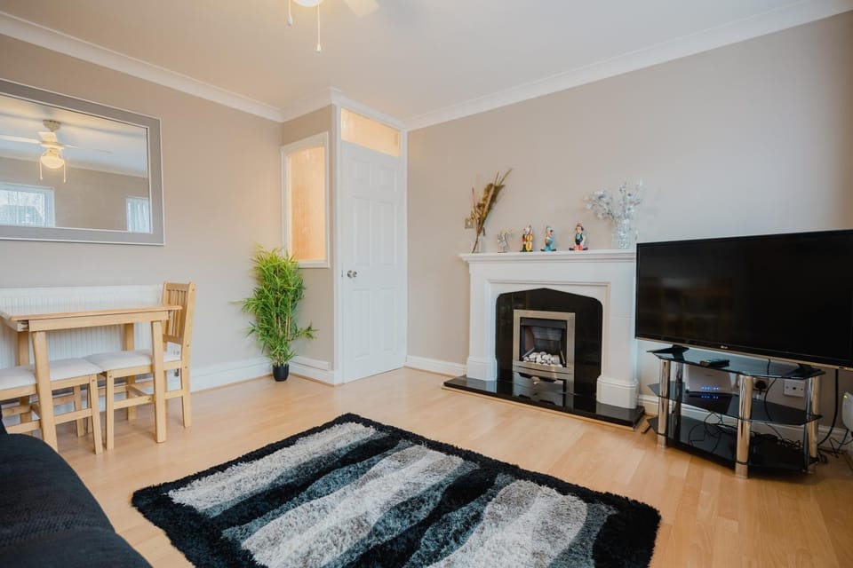 Communal lounge/ TV room, Living room, Seating area, Evening entertainment