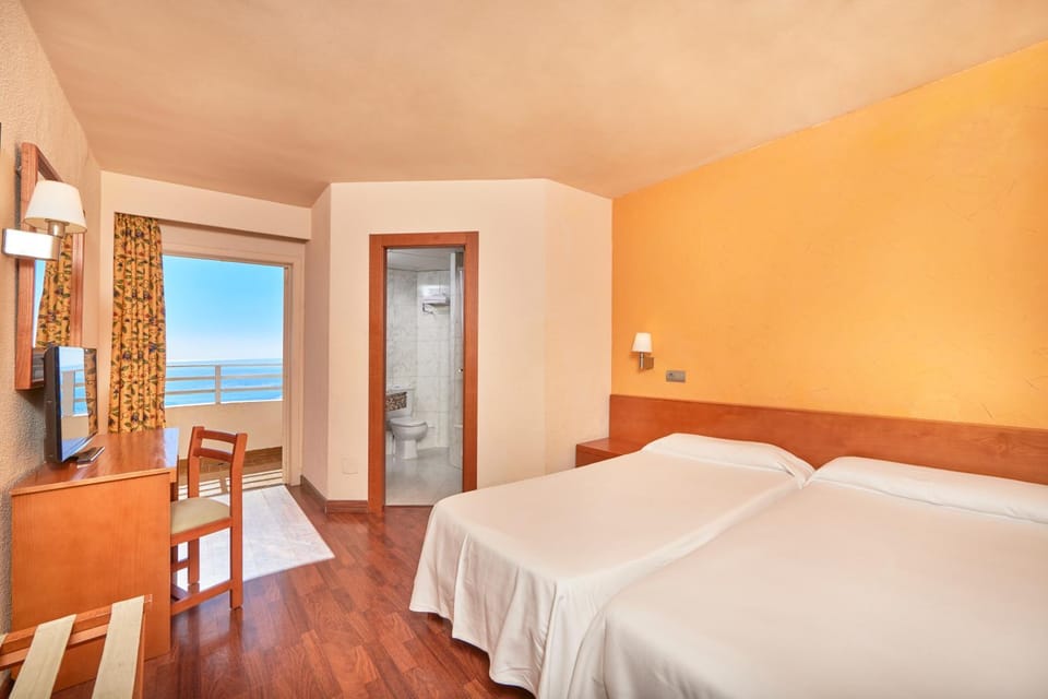 Photo of the whole room, Sea view
