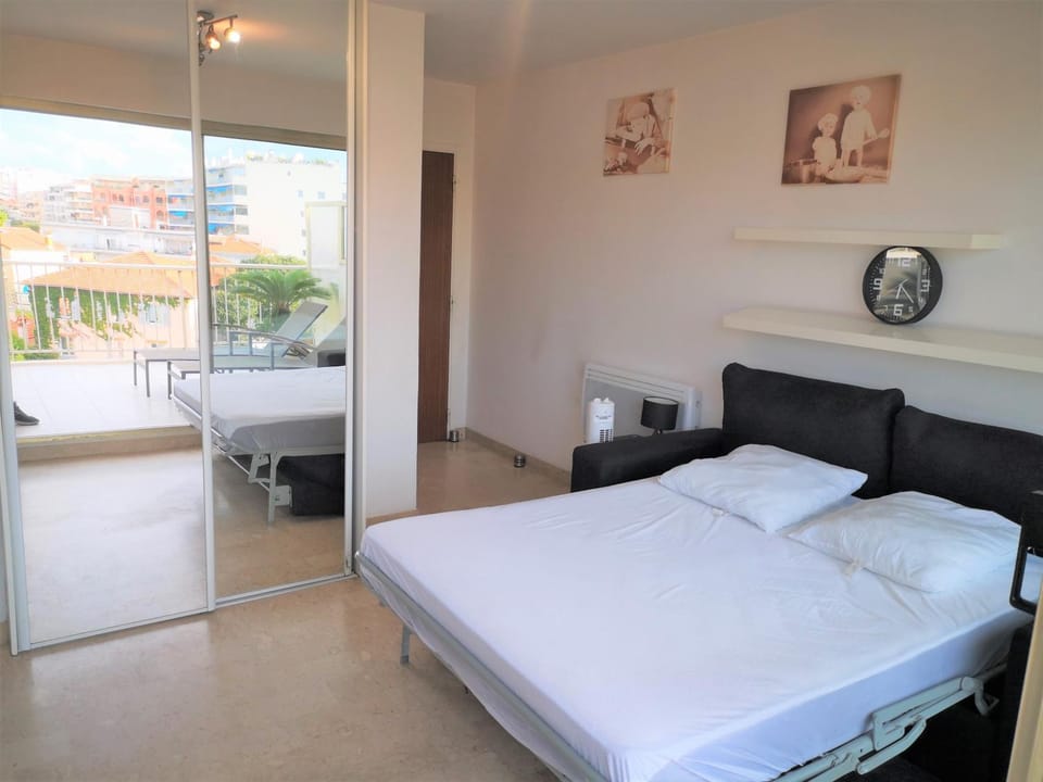 Bed, Living room