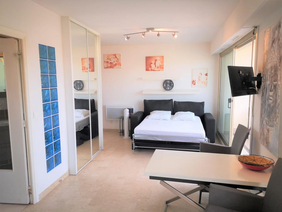 Bed, Living room