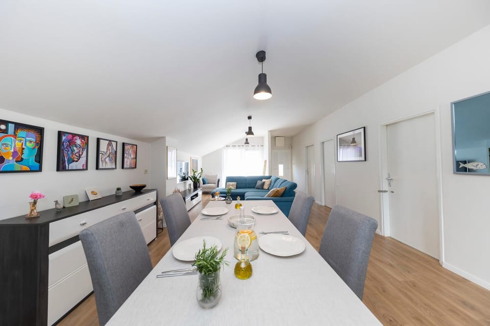 TV and multimedia, Seating area, Dining area