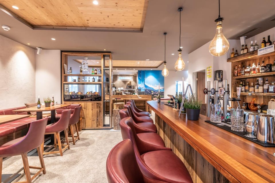 Restaurant/places to eat, Lounge or bar, Alcoholic drinks, Non alcoholic drinks