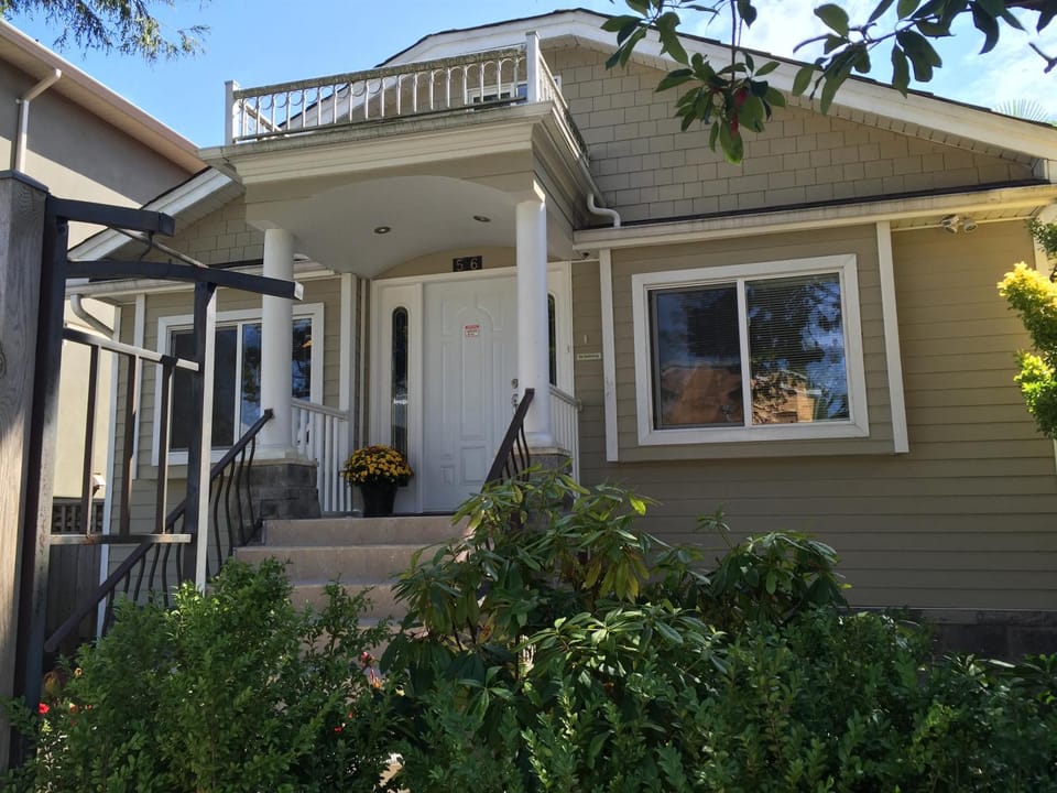 Facade/entrance